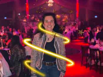 Frau mit Neon Spirale und Glitzer, 2021 Frau mit Neon Spirale & Glitzer, 2021